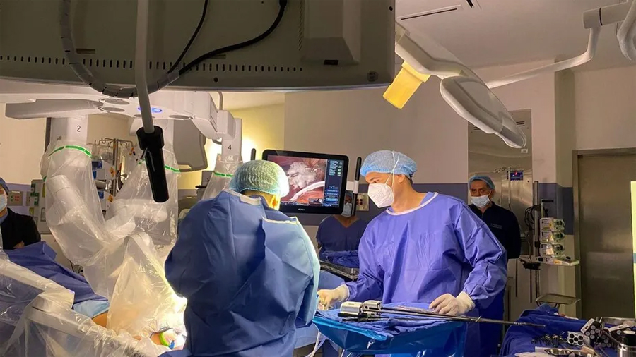 México realiza el primer trasplante hepático pediátrico asistido por un robot con donador vivo