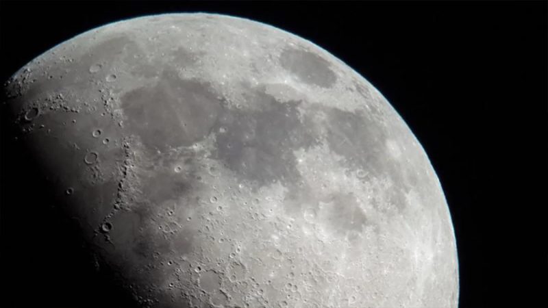 Un estudio con rocas ofrece nuevos detalles sobre cómo se forma el agua en la Luna