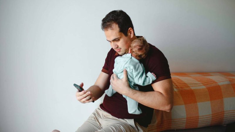 Los adolescentes cuyos padres están más distraídos con los móviles son más inseguros