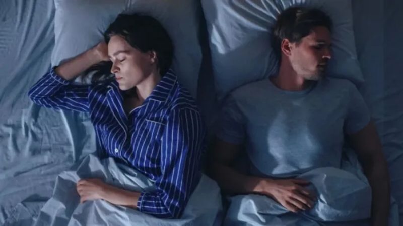 Los hombres duermen mejor junto a las mujeres, según descubren los científicos