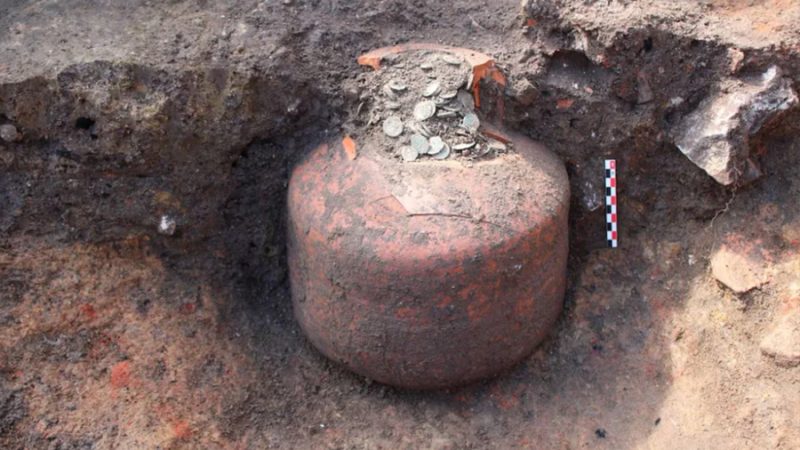 Arqueólogos descubren en Francia una vasija enterrada con decenas de miles de monedas romanas de hace 1.800 años
