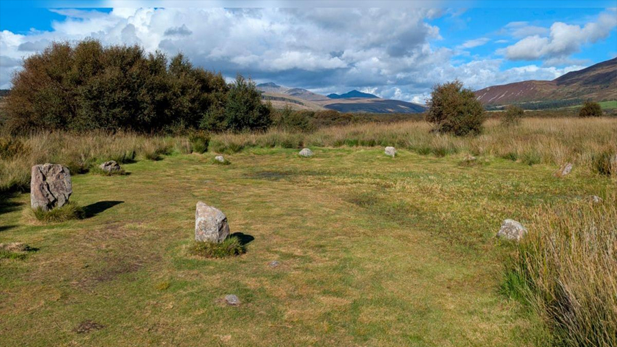 Arqueólogos descubren en Escocia un antiguo círculo subterráneo que podría ser un monumento similar a Stonehenge