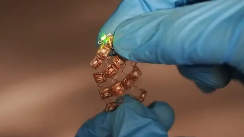 Científicos crean batería elástica que genera energía con humedad
