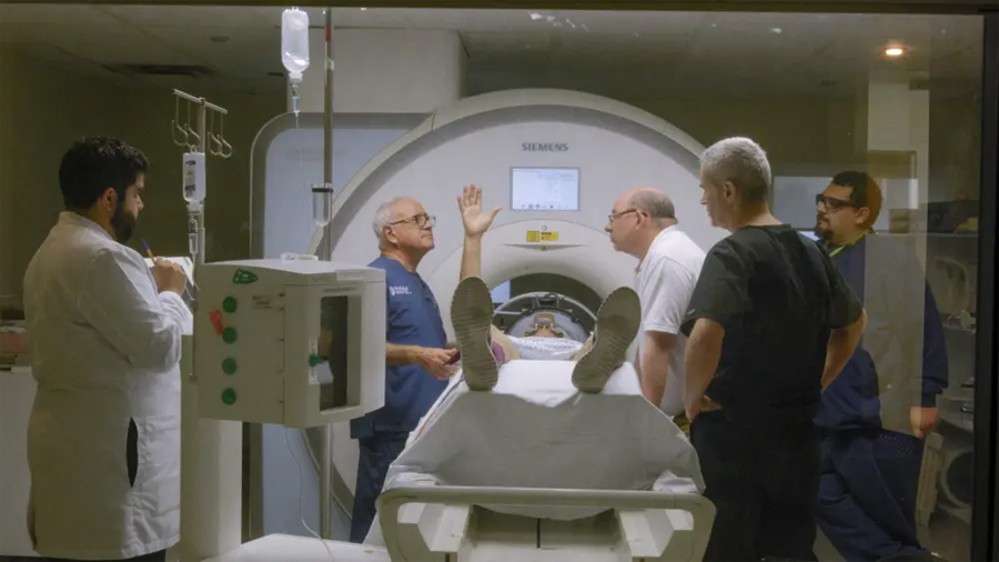 TecSalud introduce en México tecnología que elimina el temblor por Parkinson en tiempo real
