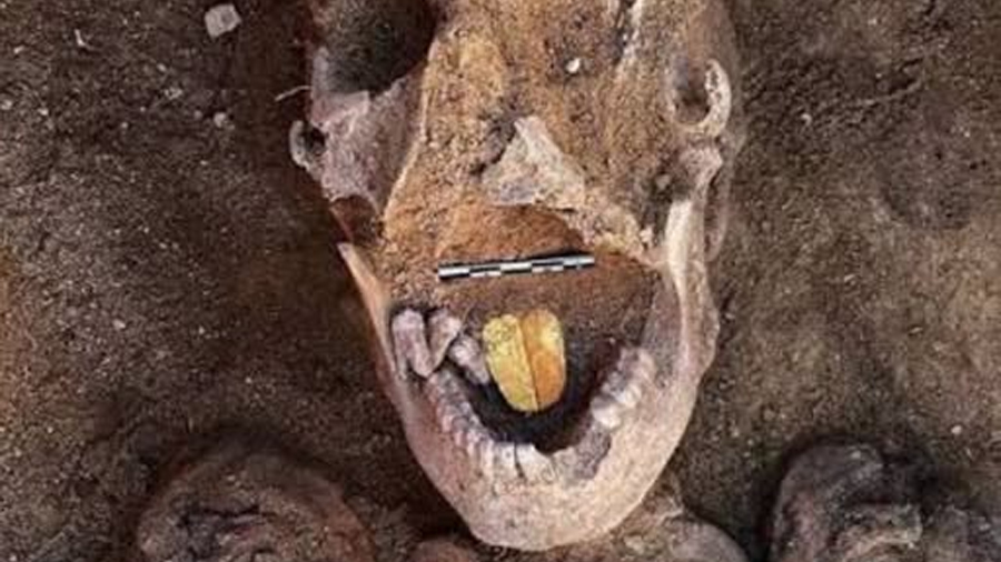Arqueólogos descubren 18 tumbas egipcias con ‘lenguas de oro’ que se colocarían en las bocas de las momias
