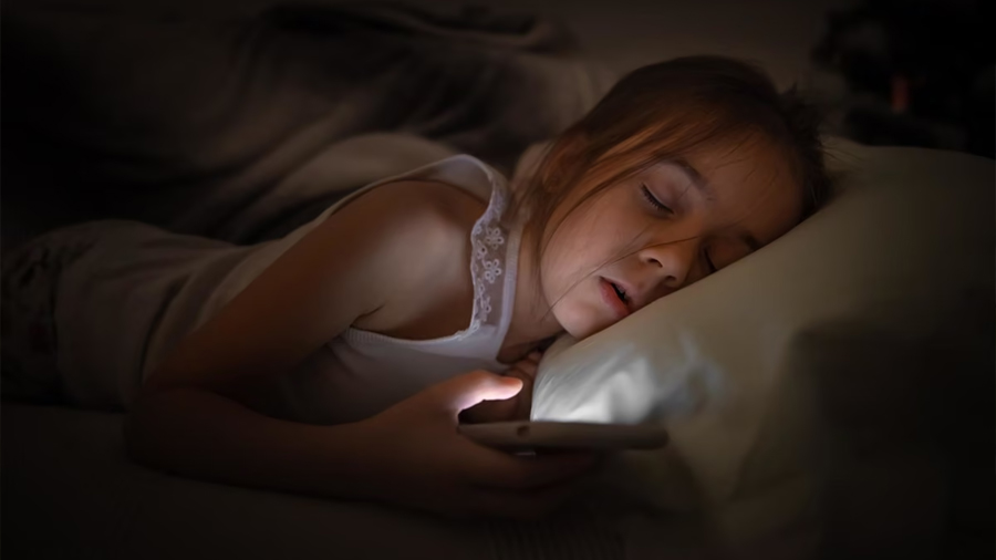 Estrés, pantallas y poco sueño: así deja huella el nivel socioeconómico en el cerebro de los niños