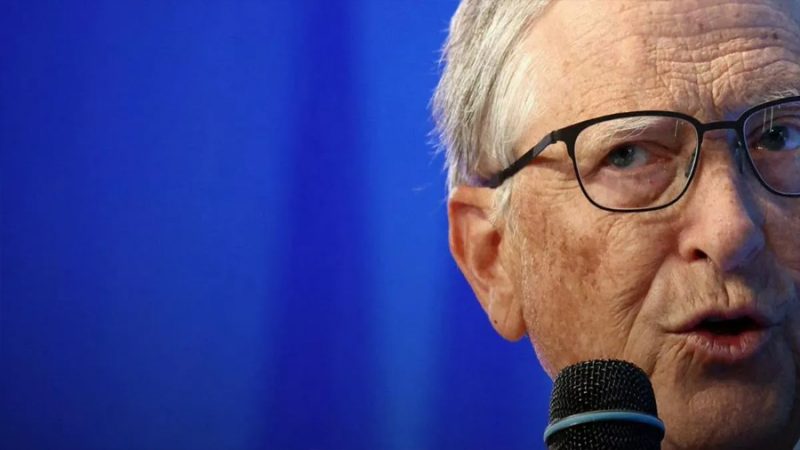 Bill Gates alerta sobre el impacto de la desinformación digital y la inteligencia artificial en la Generación Z