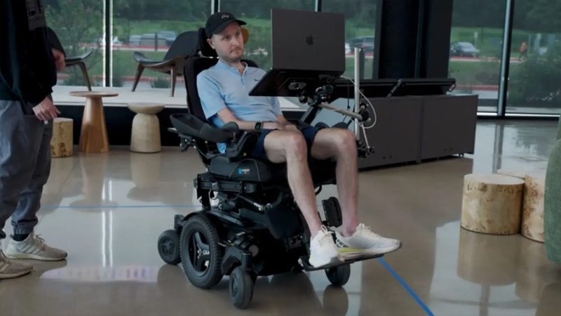 Elon Musk avanza con Neuralink: su chip permite controlar una silla de ruedas con la mente