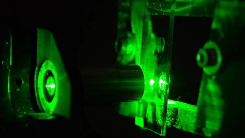 Científicos rusos crean el primer láser del mundo alimentado por corriente: un paso hacia los chips cuánticos