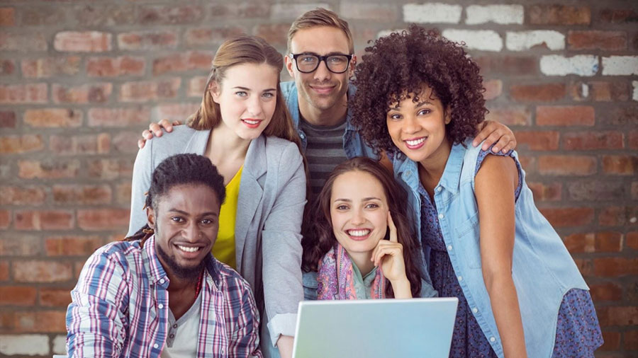 La SEP analiza el uso de celulares y plataformas digitales en las aulas para construir ciudadanía crítica