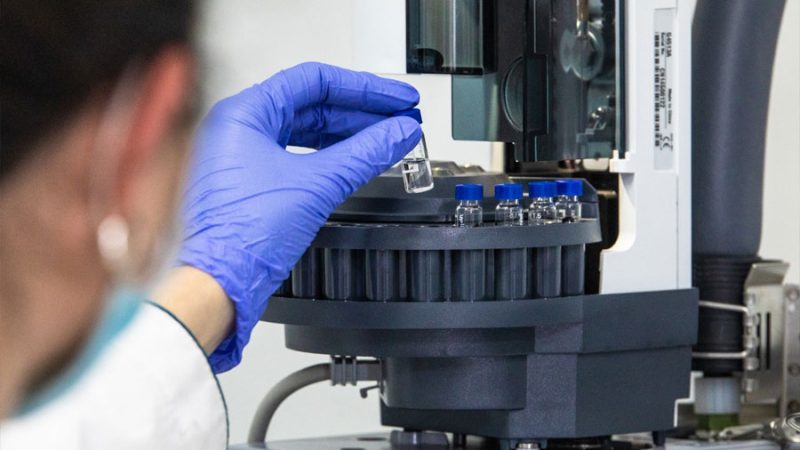 Crean nanopartículas que podrían ayudar a detectar y destruir células de uno de los cánceres cerebrales más agresivos