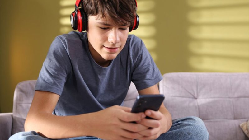 Diez claves para que tus hijos no se encierren en el celular