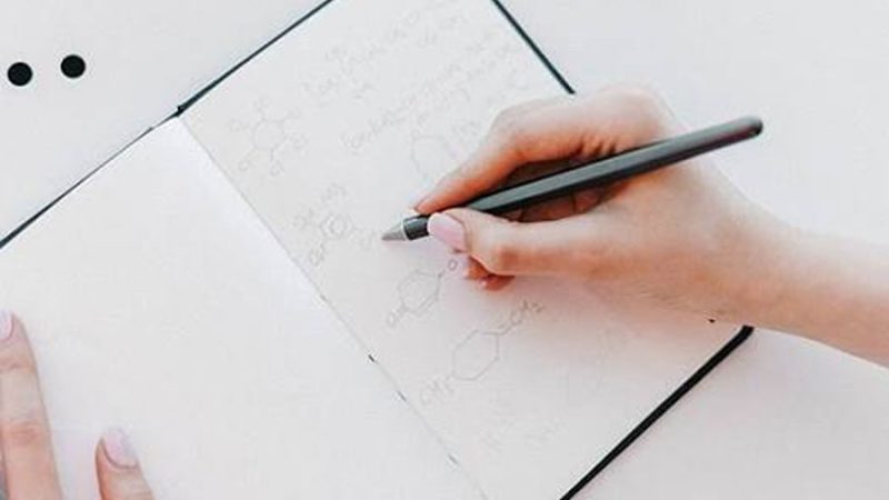 El lápiz que escribe sin mina ni tinta funciona oxidando el papel