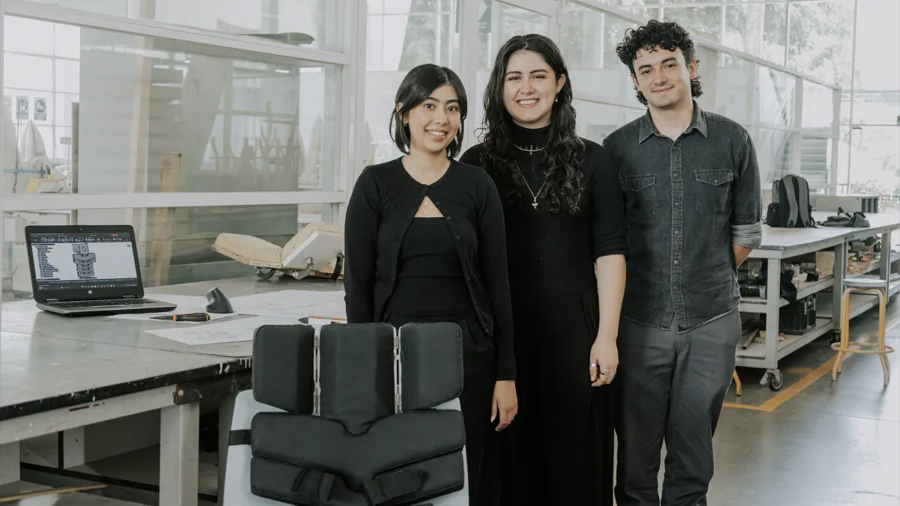 Mexicanos ganan el James Dyson Award 2026 con un asiento que se adapta al crecimiento de niños con parálisis cerebral