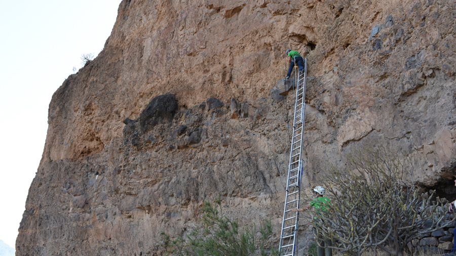 Investigadores de la UAH descubren que una cueva funeraria de Gran Canaria fue antes un granero