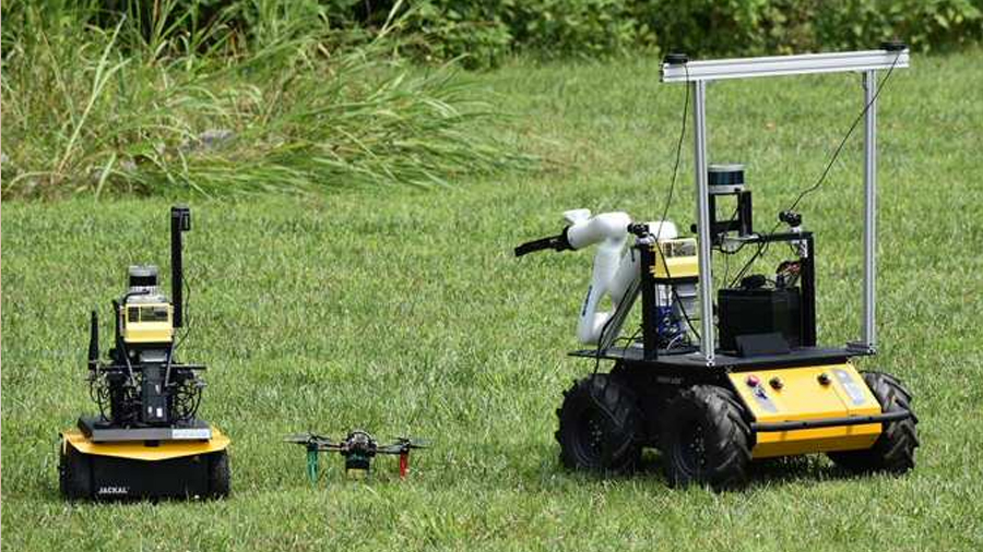 Robots con inteligencia artificial trabajando en equipo sin ayuda humana