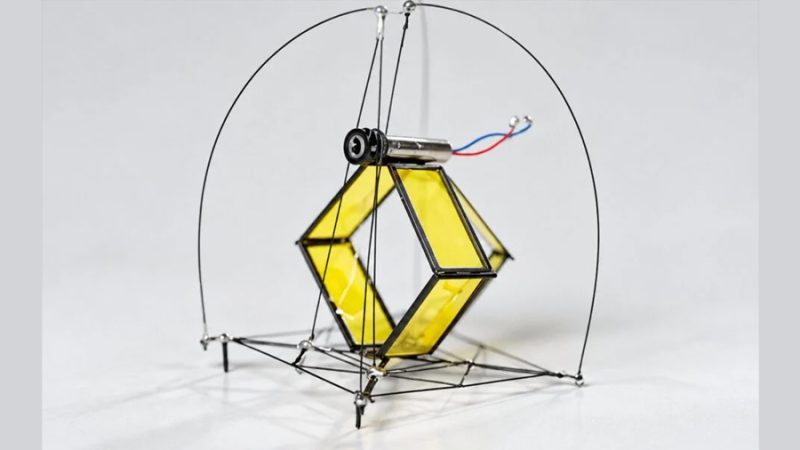 Crean un robot de apenas un gramo que puede saltar obstáculos con precisión