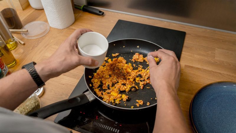 La física detrás de la parrilla de inducción: campos magnéticos en la cocina