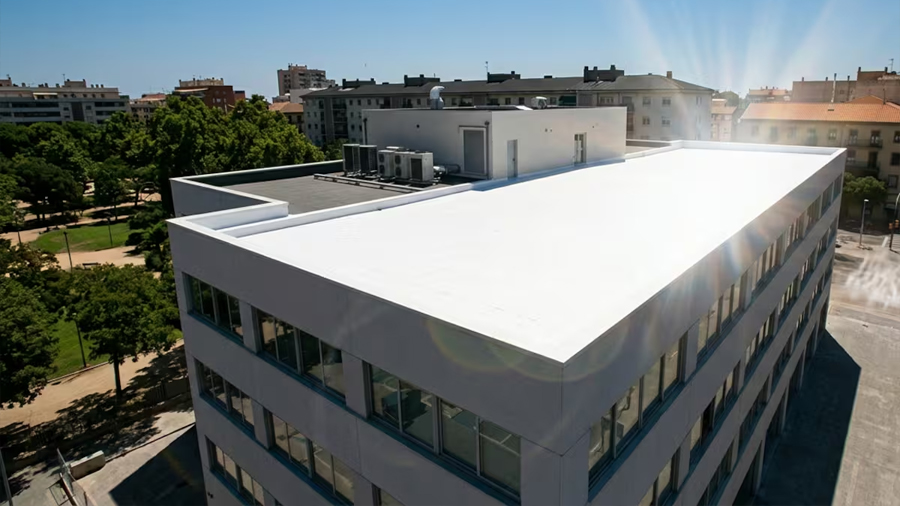 Investigadores de la Universidad de Purdue crean una pintura blanca que refleja el 98.1% de la luz solar, enfría las superficies por debajo de la temperatura ambiente sin consumir energía
