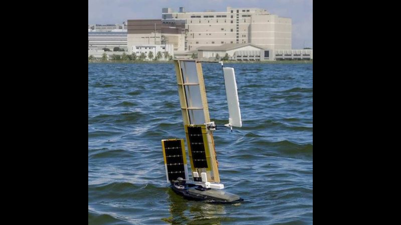 Robot con alas para planear que luego le sirven de velas para navegar sobre el agua